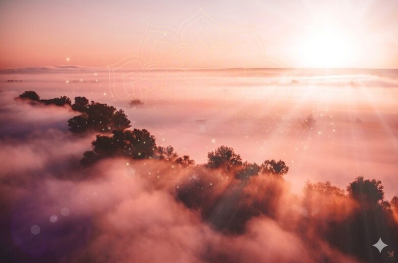 雲海から昇る力強い太陽の光と、空に浮かぶ神秘的な黄金のマンダラ。岩戸開きと新しい時代の幕開けの象徴。